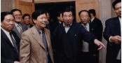2000年国务院副总理李岚清在董事长陪同下参观腾博官网集团－7